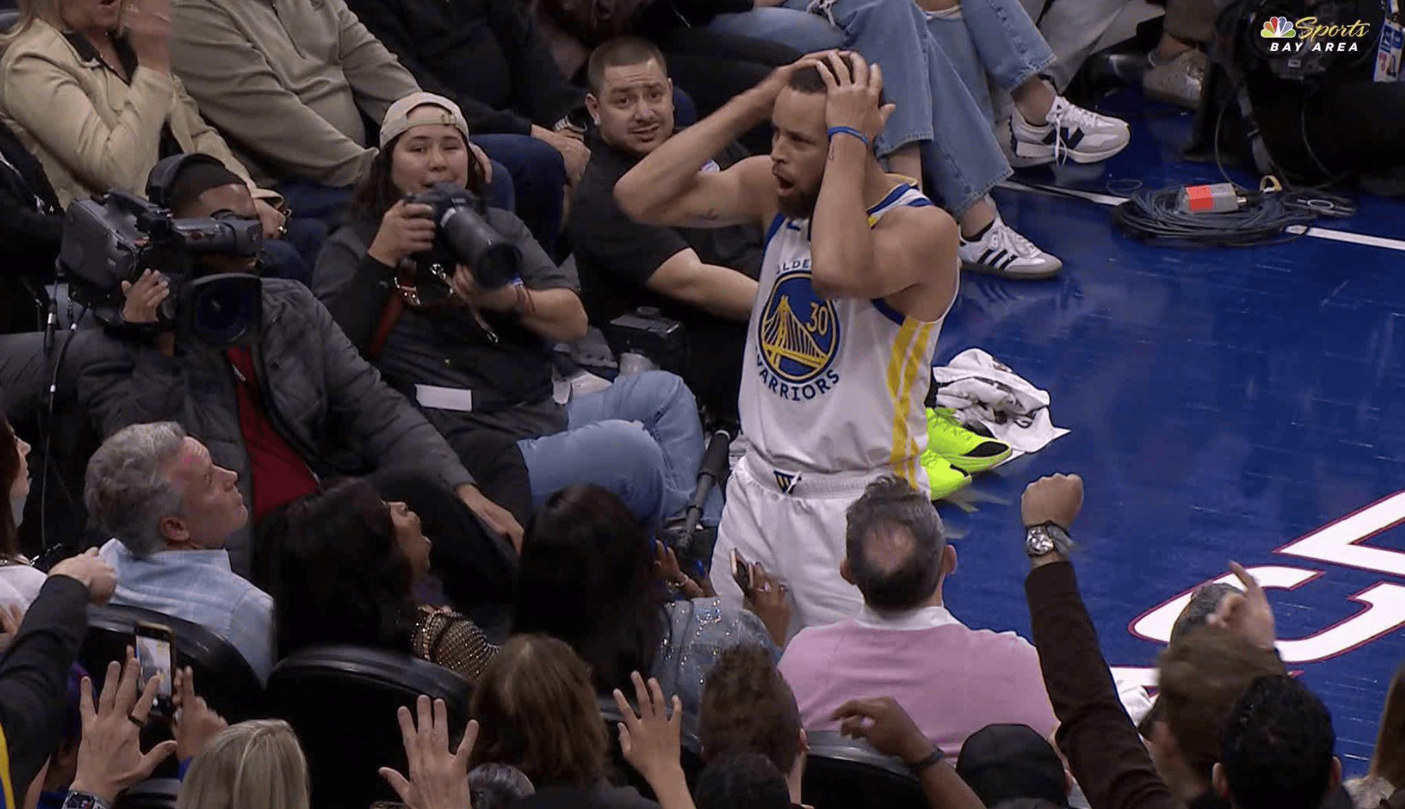 库里重返赛场，比赛规则变更首场状态出色，湖人观众沸腾！