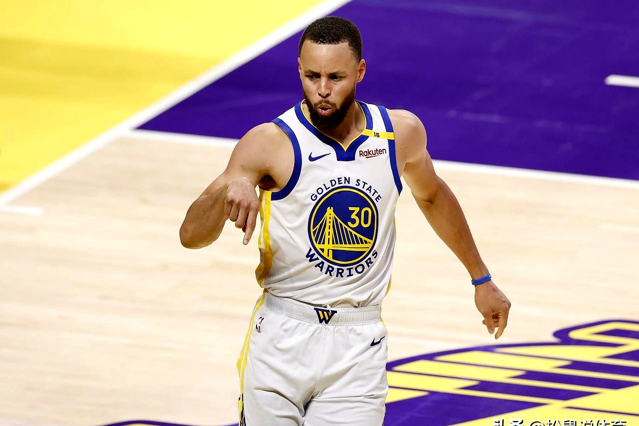 库里重返赛场，比赛规则变更首场状态出色，湖人观众沸腾！